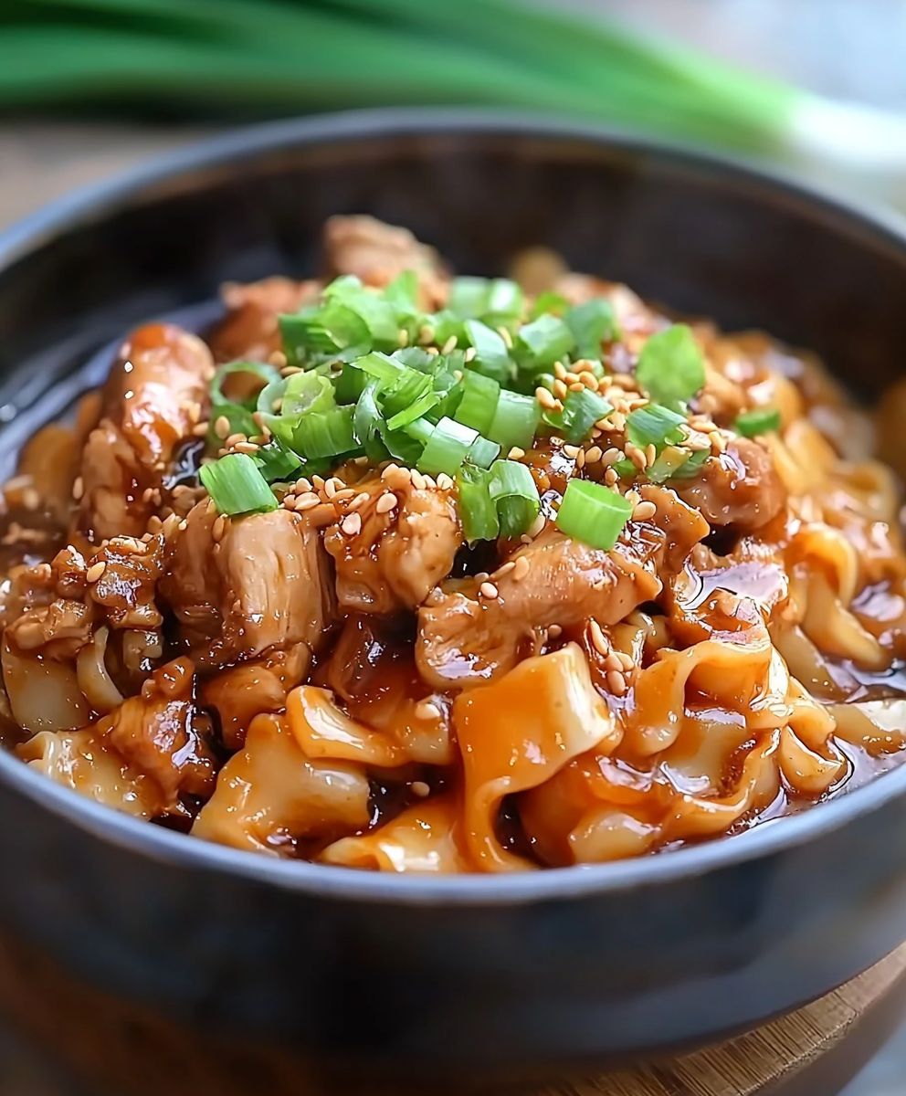 Soja-Hühnchen-Nudeln Eintopf