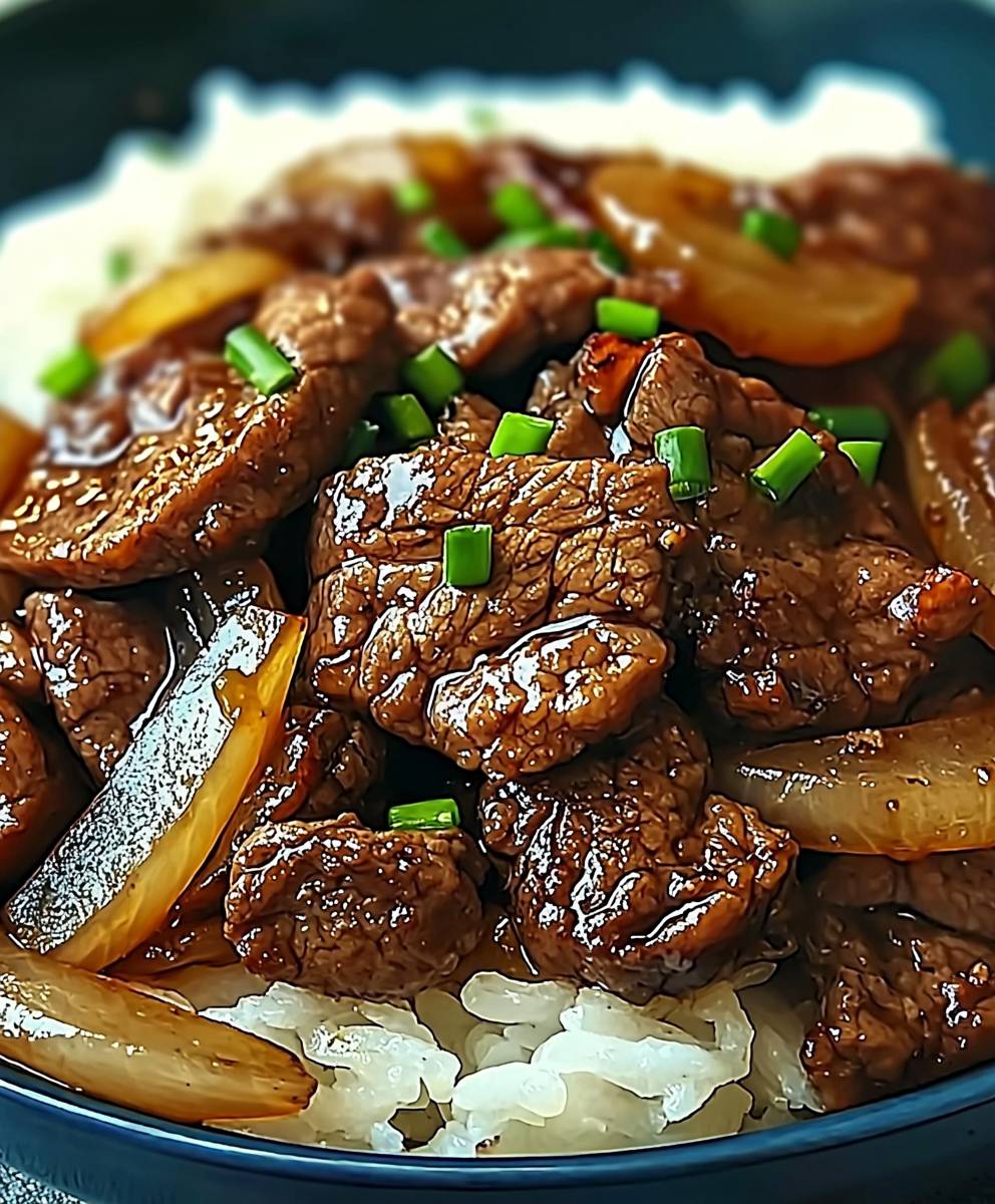 Gebratenes Rindfleisch mit Zwiebeln